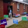 Ein Mann verlässt ein Wahllokal in Springfield, Pennsylvania. 