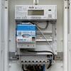 Im Schaltkasten hängt ein digitaler Stromzähler - dank Smart Meter kann er den Zählerstand automatisch übermitteln.