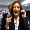 Die demokratische Präsidentschaftskandidatin und US-Vizepräsidentin Kamala Harris telefoniert mit Freiwilligen in der DNC-Zentrale.