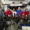 Auf diesem von der NASA zur Verfügung gestellten Foto zeigen die Astronauten Butch Wilmore (von links), Suni Williams, Nick Hague und Don Pettit ihre mit der US-Flagge bedruckten Socken an Bord der Internationalen Raumstation am Wahltag.