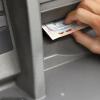 Viele Menschen holen an Automaten ihr Bargeld. 