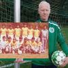 Martin Burkhard hat für den FC Ebershausen 900 Spiele bestritten. Auf unserem Bild präsentiert er ein Foto von der C-Jugend, in der seine Laufbahn begann. Er ist in der vorderen Reihe ganz rechts zu sehen.