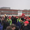 Zahlreiche Mitarbeiterinnen und Mitarbeiter von BSH in Dillingen streiken am Mittwochvormittag.