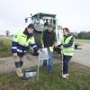 Andreas Carmanns (links, Veterinär-Assistent, Landesamt  für Gesundheit und Lebensmittelsicherheit, Dr. Michael Veith (Mitte, Leiter Veterinäramt Landsberg) und Dr. Susanne Stöckl (Veterinäramt Starnberg) beim Aufbau des Elektroschutzzauns bei Igling.