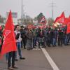 Zahlreiche Mitarbeiterinnen und Mitarbeiter von BSH in Dillingen streiken am Mittwochvormittag.