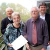 Zum Gratulantenkreis anlässlich der diamantenen Hochzeit von Jürgen und Anna Rudolf gehörte auch Bürgermeister Michael Higl (rechts) und Pfarrer Ludwig Hihler (links).