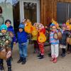 Igellaternen sind im Kindergarten Sonnenschein in Wertingen total angesagt. Auf dem Bild ist die Mäusegruppe mit Anett Meier zu sehen. 