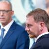 Michael Kretschmer (CDU, r), amtierender Ministerpräsident und CDU-Chef von Sachsen, zusammen mit Jörg Urban, Vorsitzender der AfD in dem Freistaat. Das Bild stammt vom Tag der Wahl in Sachsen.