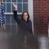 US-Vizepräsidentin Kamala Harris winkt der Menge zu, nachdem sie auf dem Campus der Howard University eine Rede gehalten hat. 