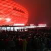 Fans strömen zur Allianz Arena. U-Bahn-Probleme erschwerten die Anreise und führten zu einen späteren Anpfiff.