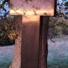 Ein Feldkreuz unter einem Baum bei Syrgenstein.