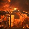 Flammen verschlingen ein Gebäude während des «Mountain Fire» in der Nähe von Camarillo in Kalifornien.