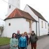 Sie arbeiten vehement daran, dass die Kirche St. Leonhard in Laisacker saniert werden kann: (V. li.) Michaela Zeller, Pfarrer Herbert Kohler, Petra Lösch, Martina Heigl und Pfarrgemeinderatsvorsitzender Bernhard Reichard. Im Hintergrund die Filialkirche mit einem provisorischen Stützgerüst.