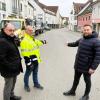 Bürgermeister Peter Segeth, Werkleiter Ernst Reng und Stadtmarketing-Geschäftsführer Nils Lahn (von links) freuen sich über die Fortschritte an der Nahwärme-Baustelle der Stadtwerke.