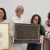 Provenienzforscherin Lena Schneider, Museumsdirektorin Stefanie Dathe, Kuratorin Eva Leistenschneider und Ulms Kulturbürgermeisterin Iris Mann (von links) mit den Objekten, die 1937 vom Museum Ulmvon dem unter Druck stehenden jüdischen Kunsthändler Siegfried Lämmle gekauft wurden. 