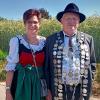 Schützenkönig 2020 bis 2024 Bruno Tschinkl. Hier mit Ehefrau Renate beim Umzug in Geretshausen 2023.