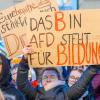 Das (nicht vorhandene) B in AfD steht für Bildung: Schilder mit diesem halb lustig gemeinten, halb resignierten Spruch waren 2024 weitverbreitet bei Demonstrationen gegen Rechtsextremismus.