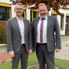 Landtagsabgeordneter Peter Tomaschko (links) besuchte die Realschule Affing und tauschte sich mit Schulleiter Reiner Wendlinger (rechts) aus.