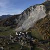 Der Felsschutt bewegt sich langsam auf das Dorf zu.