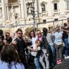 Touristen am Trevi-Brunnen - Massentourismus ist ein großes Problem in Italien. (Archivbild)