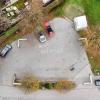 Das Luftbild veranschaulicht die Platzverhältnisse an der Baustelle, würde das neue Pähler Rathaus auf dem Parkplatz gegenüber dem bestehenden Rathaus gebaut. 