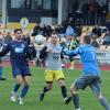 Der TSV Mindelheim (grau-gelbe Trikots) verliert das Heimspiel gegen den FC Heimertingen (blaue Trikots) mit 0:3. Hier ist Heimertingens Torhüter Daniel Medwew von Mindelheims David Kienle am Ball.