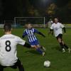 Vor 280 Zuschauerinnen und Zuschauern führte der TSV Inchenhofen (blaue Trikots) im Freitagabendspiel bereits zur Pause mit 3:0 beim SSV Alsmoos-Petersdorf. 