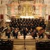  Der Basilikachor, die Bayerische Kammerphilharmonie sowie Profi-Solisten gestalteten in der Dillinger Stadtpfarrkirche eine bewegende Konzertstunde, unter anderem mit Mozarts Requiem. Am Ende gab es von den etwa 400 Zuhörern stehend dargebrachte Ovationen. 