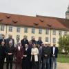 Sie waren zur Gründungsversammlung des Fördervereins Kloster Holzen gekommen  (von links): Bürgermeister Markus Stettberger (Allmannshofen), Arnold Pfeiffer (Gesamtleitung Dominikus-Ringeisen-Werk), Martin Riß (Geistlicher Direktor DRW), Dr. Johann Popp (CSU-Fraktionsvorsitzender Bezirkstag), Digitalminister Fabian Mehring, Schwester Katharina Wildenauer (Generaloberin der St. Josefskongregation Ursberg), Marina Jakob (MdL, FW), Philipp Flamm (Hoteldirektor Kloster Holzen, ganz rechts). In der hinteren Reihe Bürgermeister Xaver Schlögel (Ehingen, Zweiter von links) und ganz rechts Josef Liebl (Vorstandsressort Entwicklung, Bildung, Marketing DRW) sowie weitere Gäste der Gründungsversammlung.