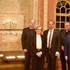 Gedenkakt zur Reichspogromnacht in der ehemaligen Synagoge in Hainsfarth wirkten mit (von links). Dekan Armin Diener, Freundeskreis-Vorsitzende Sigi Atzmon, Wolfgang Fackler als Bürgerbeauftragter der Bayerischen Staatsregierung und Hauptredner des Abends, Pfarrvikar Robert Willmann und Dekanatskantor Simon Holzwarth.