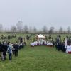 Auf der Gottesdienstwiese versammelten sich die Abordnungen der Vereine und die Gläubigen.