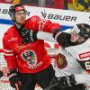 Ein körperbetontes Match lieferten sich Deutschland und Österreich in Landshut. Hier geraten Luis Schinko von Deutschland (rechts) und Paul Stapelfeldt aneinander.