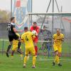 FCL-Keeper Arbnor Nimanaj klärt hier vor Gastgeber Louis Dietrich (Nummer 11). Die Mohrenstädter gewannen das Derby in Holzheim 3:1.