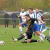 Maurens Matthias Pickel (in Schwarz) und seine Teamkollegen kehrten mit einer 0:2-Niederlage im Spitzenspiel aus Pfäfflingen zurück. Im Hintergrund die Spieler des neuen Tabellenführers: (von links) Nico Lutz, Yannik Hänlein, Torschütze zum 2:0 Tomek Ulrich und Sven Schmidt.