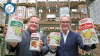 Die Geschäftsführer Thilo Frommlet (links) und Hans Schönberger zeigen, womit Gefro erfolgreich geworden ist: Produkte wie die Klare Suppe haben einen festen Platz in Millionen Haushalten. 