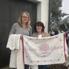 Agnes Maria Forsthofer (rechts) und Marion Stricker organisieren den Weißwäschemarkt in Kaltenberg.