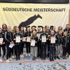 Gruppenbild der Teilnehmer und Teilnehmerinnen des Radsportvereins Illertissen an der Süddeutschen Meisterschaft im Freestyle – erstmals in den neuen Vereinsjacken.