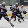 Der EV Bad Wörishofen (blaue Trikots) gewinnt das Derby gegen den ESV Buchloe 1b (weiße Trikots) klar mit 5:0 und führt damit die Tabelle in der Eishockey-Bezirksliga West an. 