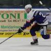 Der EV Bad Wörishofen (blaue Trikots) gewinnt das Derby gegen den ESV Buchloe 1b (weiße Trikots) klar mit 5:0 und führt damit die Tabelle in der Eishockey-Bezirksliga West an. 