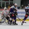 Der EV Bad Wörishofen (blaue Trikots) gewinnt das Derby gegen den ESV Buchloe 1b (weiße Trikots) klar mit 5:0 und führt damit die Tabelle in der Eishockey-Bezirksliga West an. 