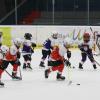 Der EV Bad Wörishofen (blaue Trikots) gewinnt das Derby gegen den ESV Buchloe 1b (weiße Trikots) klar mit 5:0 und führt damit die Tabelle in der Eishockey-Bezirksliga West an. 