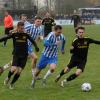 Ein umkämpftes Derby und einen verdienten Sieg für Donaumünster (mit Yannik Endres, vorne in Blau) sahen die rund 550 Zuschauer. Rechts: Tapfheims Fabian Weißenburger.