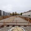 Ein Blick auf die Baugrube in der Wolframstraße: Im Quartier werden Altbauten (rechts im Bild) abgerissen und schrittweise durch Neubauten (links) ersetzt. Im aktuellen Bauabschnitt entstehen 52 Wohnungen.