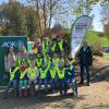 Von links: Jessica Wilbiller (AOK), Schulleiterin Sabine Weber und Heinrich Heiss (Kreisverkehrswacht Landsberg) mit den Erstklässlern der Grundschule in Apfeldorf.