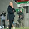 Ein nachdenklicher Jess Thorup. Der Trainer des FC Augsburg hat die Defensive stabilisiert - zulasten attraktiven Spiels. 