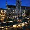 In München findet der Christkindlmarkt erneut auf dem Marienplatz vor dem Neuen Rathaus statt. Hier gibt es alle Informationen rund um Öffnungszeiten und Programm des Weihnachtsmarkts.