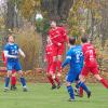 Michael Gentner springt hier am höchsten und klärt für seine SG Wittislingen-Ziertheim. Mit der Nummer zwölf Fabian Schrodi, dem beim 5:0 des neuen Tabellenführers Neumünster-Unterschöneberg zwei Tore gelangen.