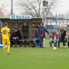 Holzheims Trainer Thomas Weber gibt vergeblich gute Ratschläge: Sein Team verlor das Derby gegen den FC Lauingen auf eigenem Platz 1:3.