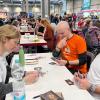 Ausprobieren auf der Spielwiesn: Steve (rechts) und Verena Klier mit David Paul beim Spieletesten in Augsburg.