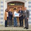 Alexandra Hörtrich und Theo Lehner von der Hochwasserhilfe des Marktes Babenhausen, Rotary-Vorstände Thomas Hutzelmann und Robert Leichtle sowie Bürgermeister Otto Göppel vor dem Babenhauser Rathaus.